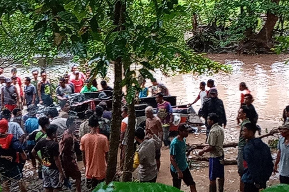 Mantan kades hilang terseret banjir bersama mobilnya