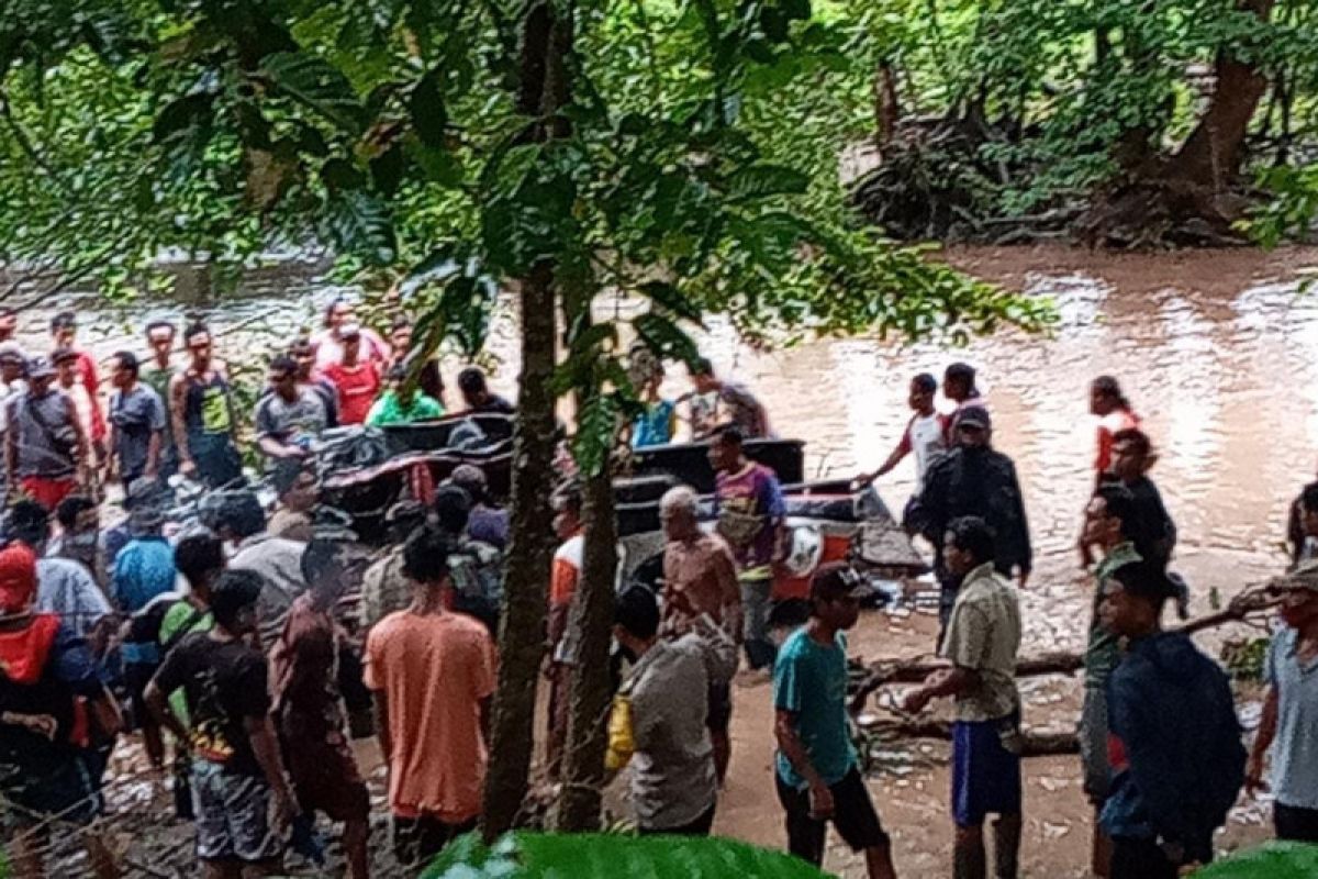 Mantan Kades Batu Tering Sumbawa hilang terseret banjir bersama mobilnya