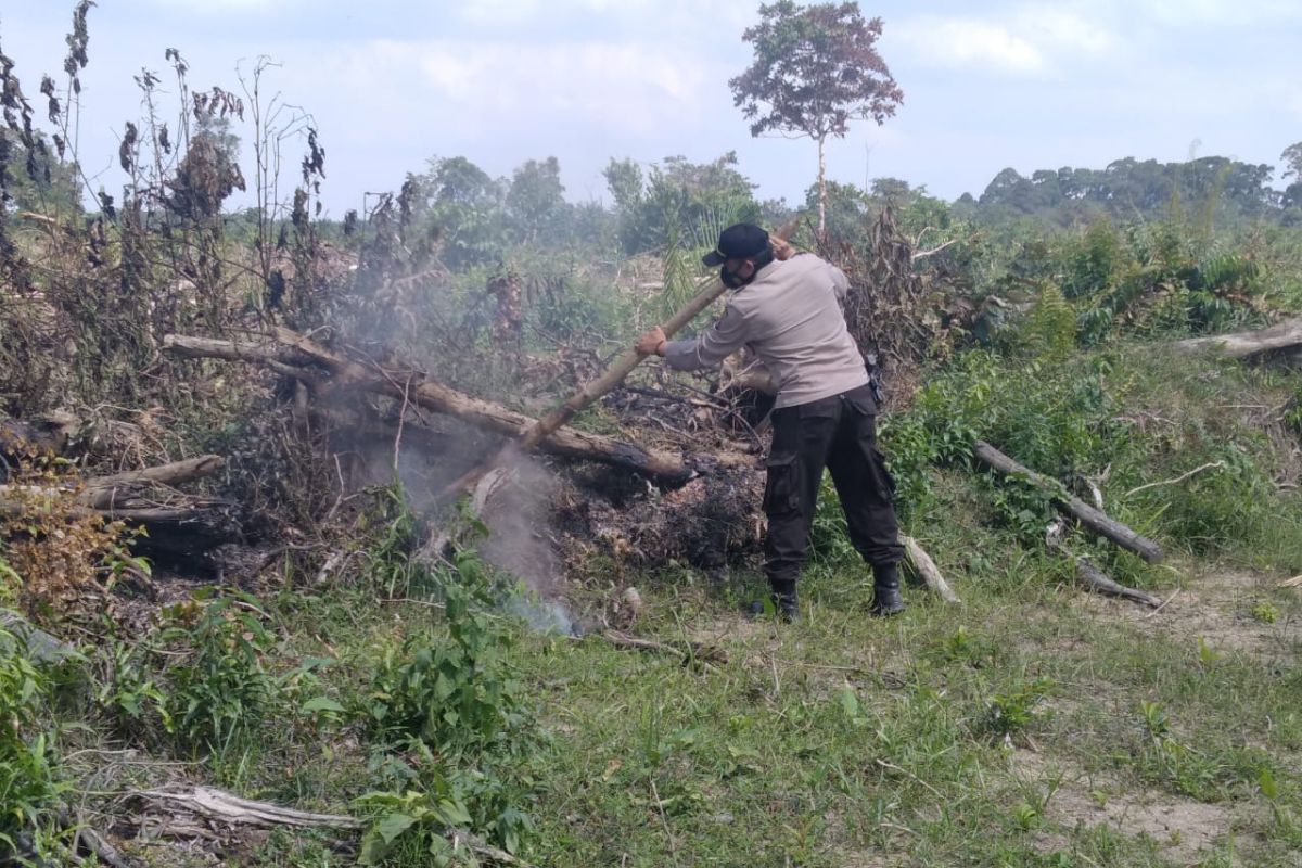 Kebakaran lahan  di Simpang Terusan, polisi dan tim penanganan  Karhutla  padamkan api