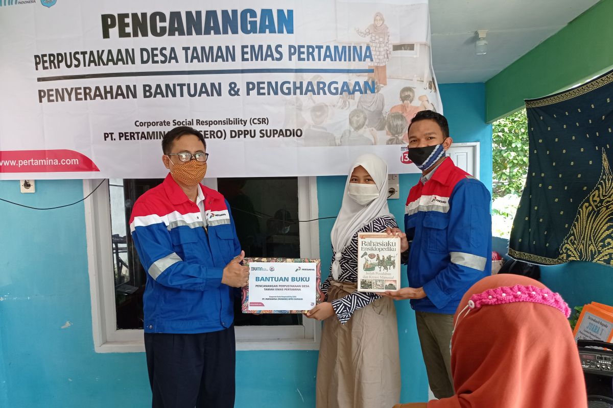 Pertamina DPPU Supadio memberikan penghargaan posyandu berprestasi