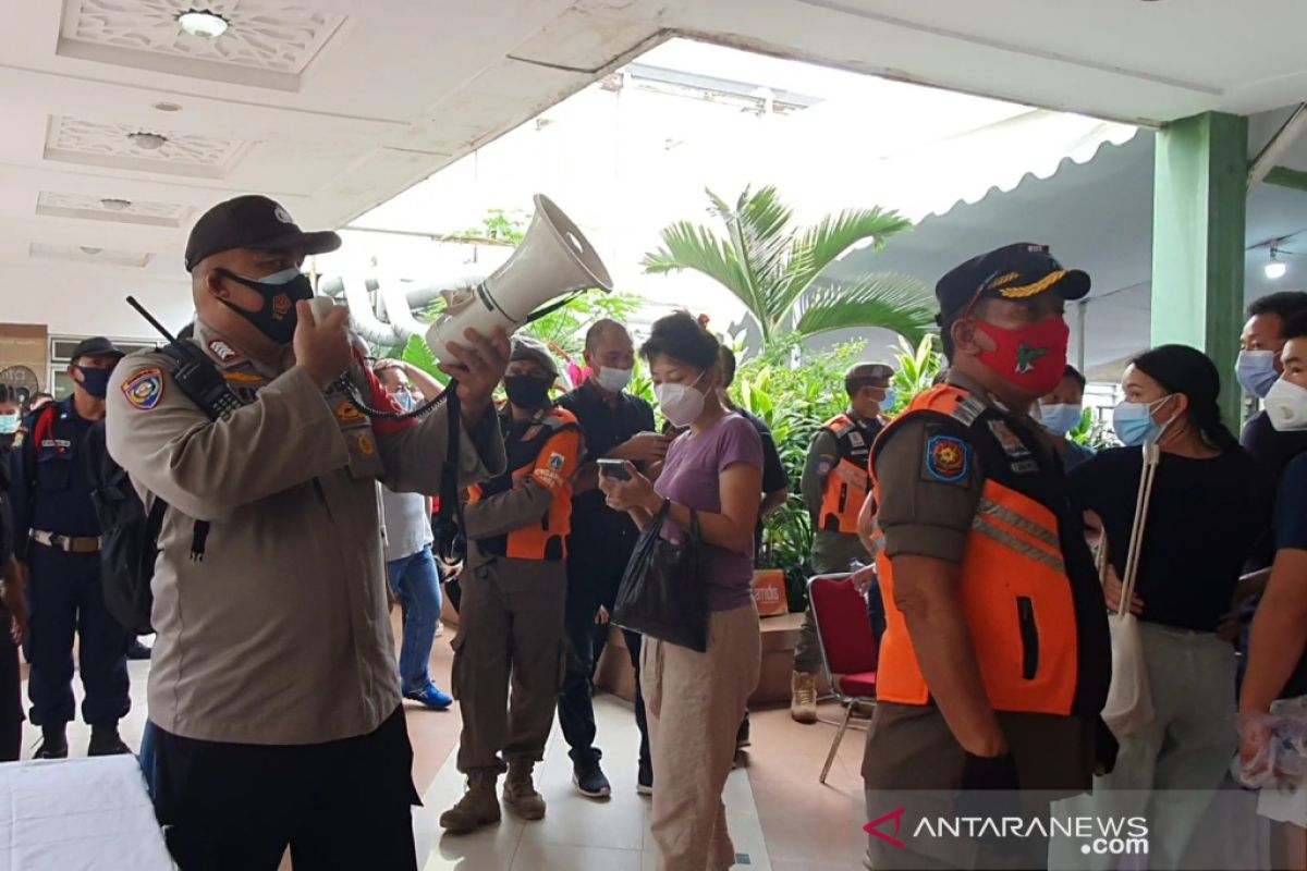 Vaksinasi pedagang di Pasar Tanah Abang dihentikan