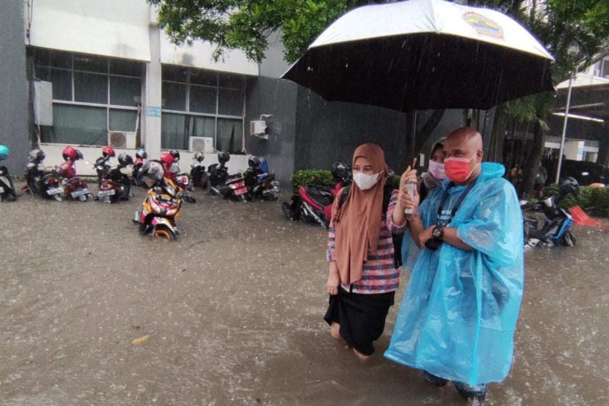 Kompleks Kantor Gubernur Jateng terendam