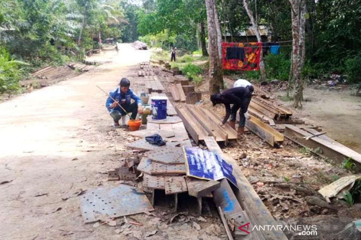 Jembatan menghubungkan Desa Butong -  Sikan mulai dibangun