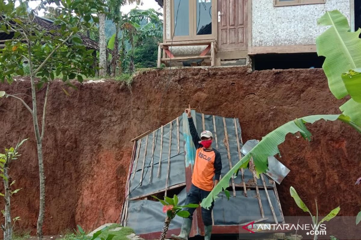 Penyintas bencana pergerakan tanah butuh family kit dan sembako