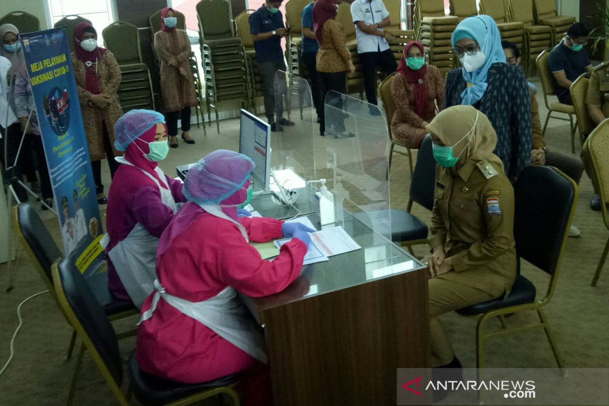 Wakil Wali Kota Palembang disuntik  vaksin COVID-19