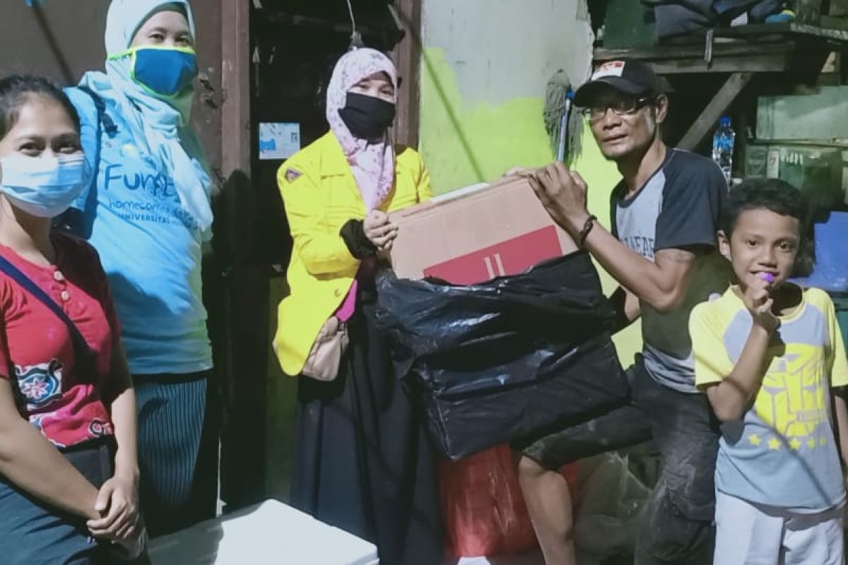 ILUNI UI salurkan ribuan makanan siap saji bagi penyintas banjir