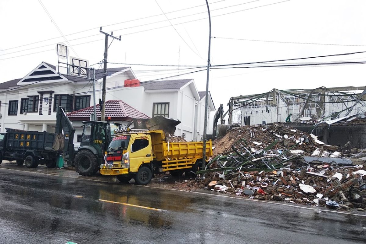Dinas PU Sulbar bersama TNI bersihkan reruntuhan bangunan di 116 titik