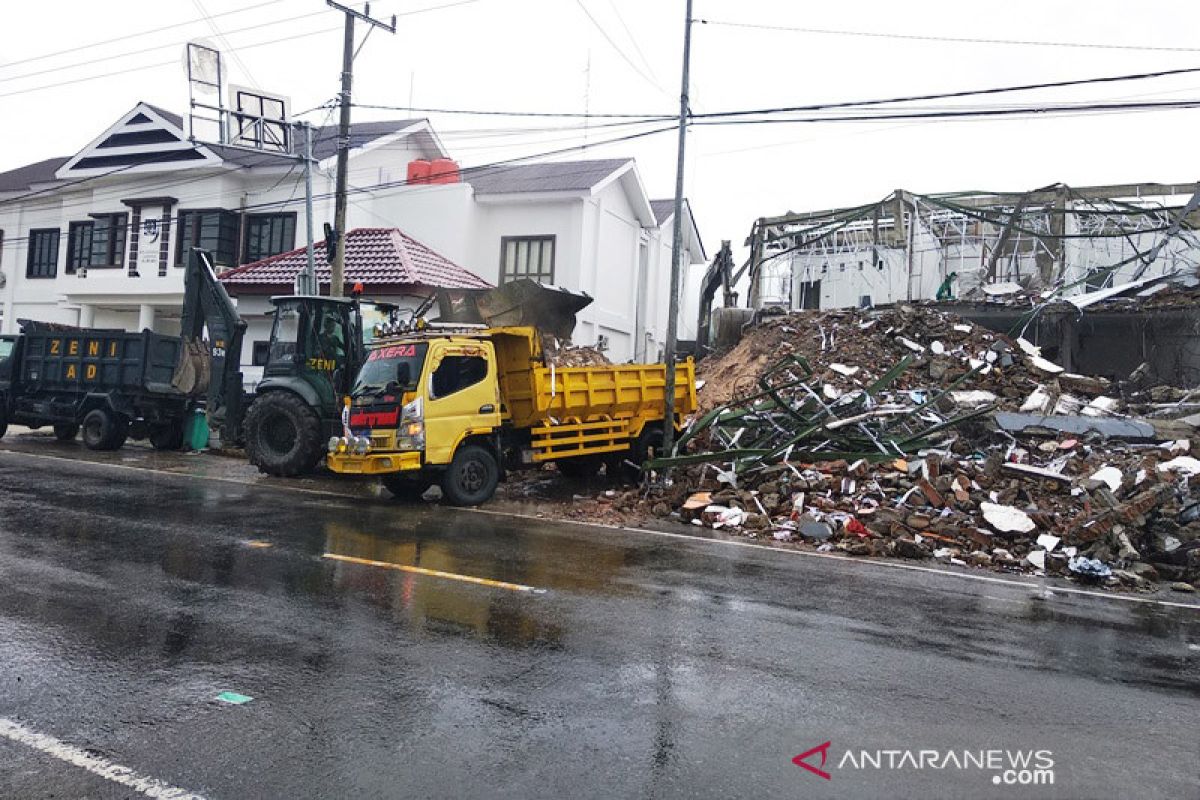 PU Sulbar-TNI bersihkan reruntuhan bangunan dampak gempa di 116 titik