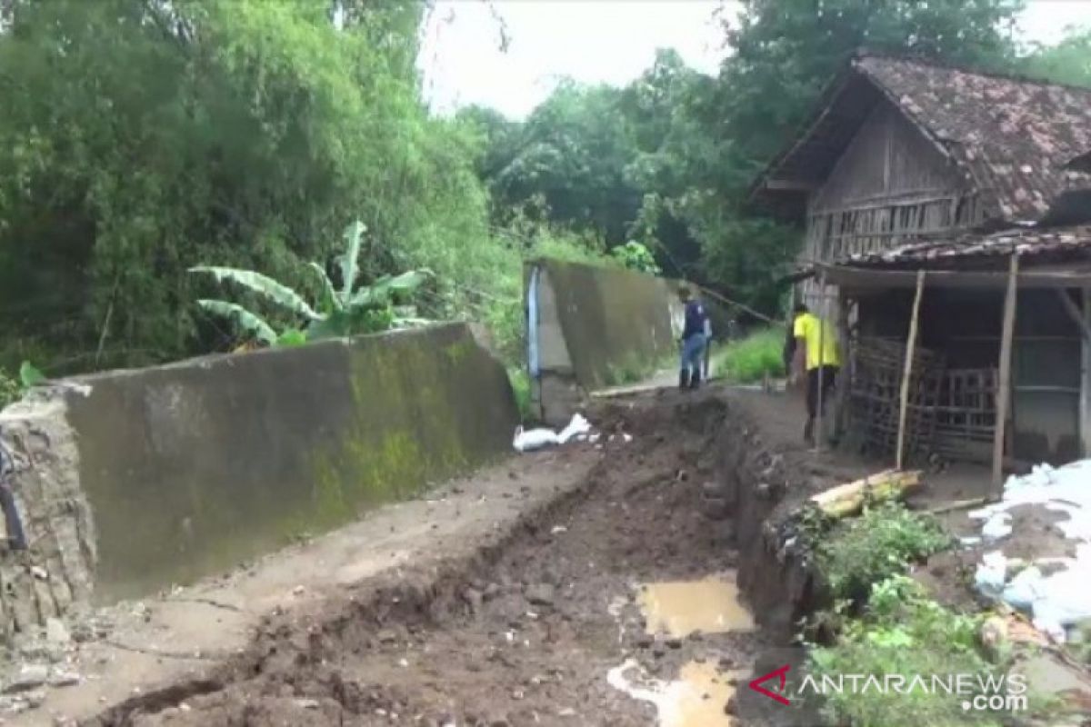 Warga Madiun cemas  karena tanggul Sungai Jeroan jebol