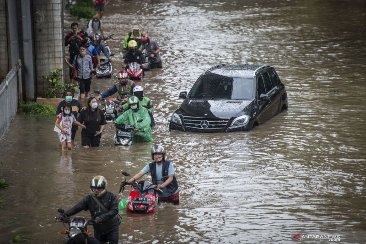 Haji Lulung sebut Anies masih ditolong Tuhan terkait banjir Jakarta