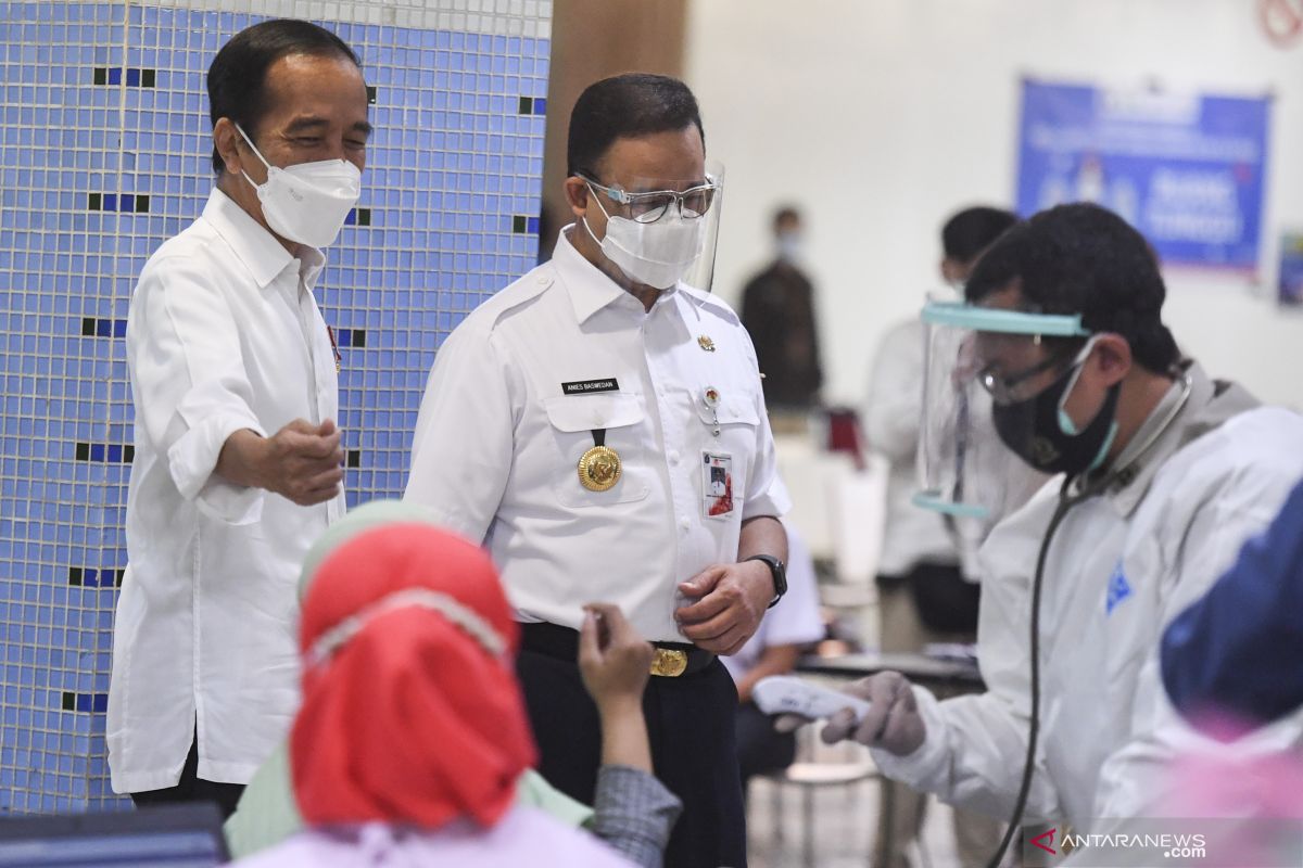 President witnesses vaccination for Jakarta's traders