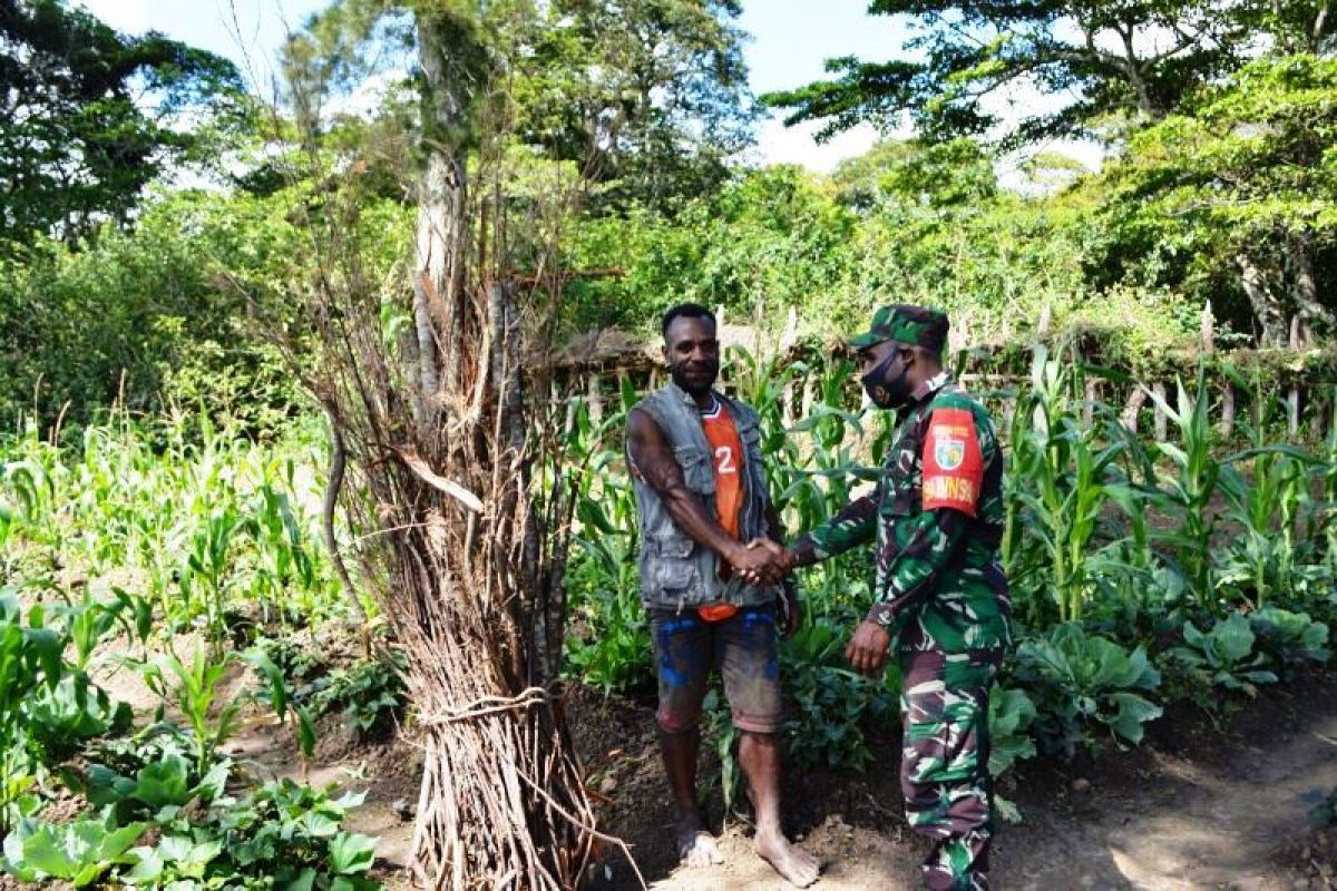 Babinsa Koramil Wamena komunikasi sosial dengan warga binaan