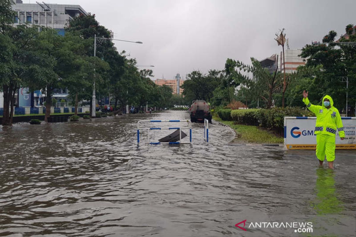 Diguyur hujan lebat, Simpang Lima Semarang tergenang