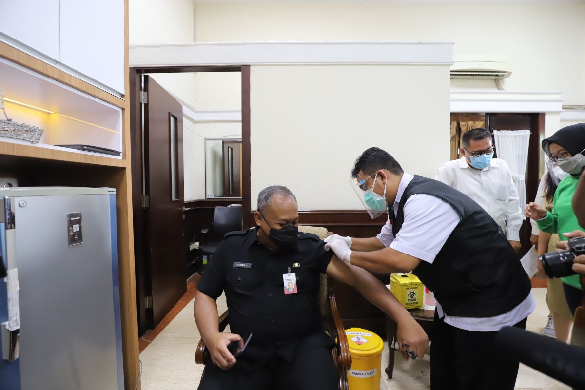 Vaksinasi COVID-19 tahap dua di Surabaya menyasar pelayan publik
