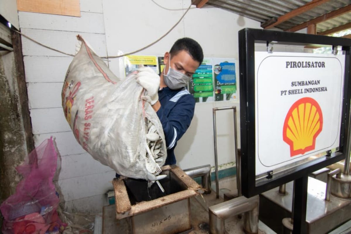 Shell berdayakan masyarakat sekitar pabrik kelola sampah
