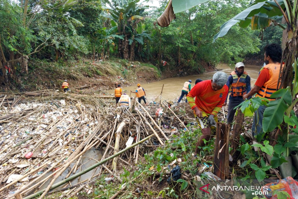 Tumpukan sampah bambu sumbat aliran Sungai Cikeas di Bekasi