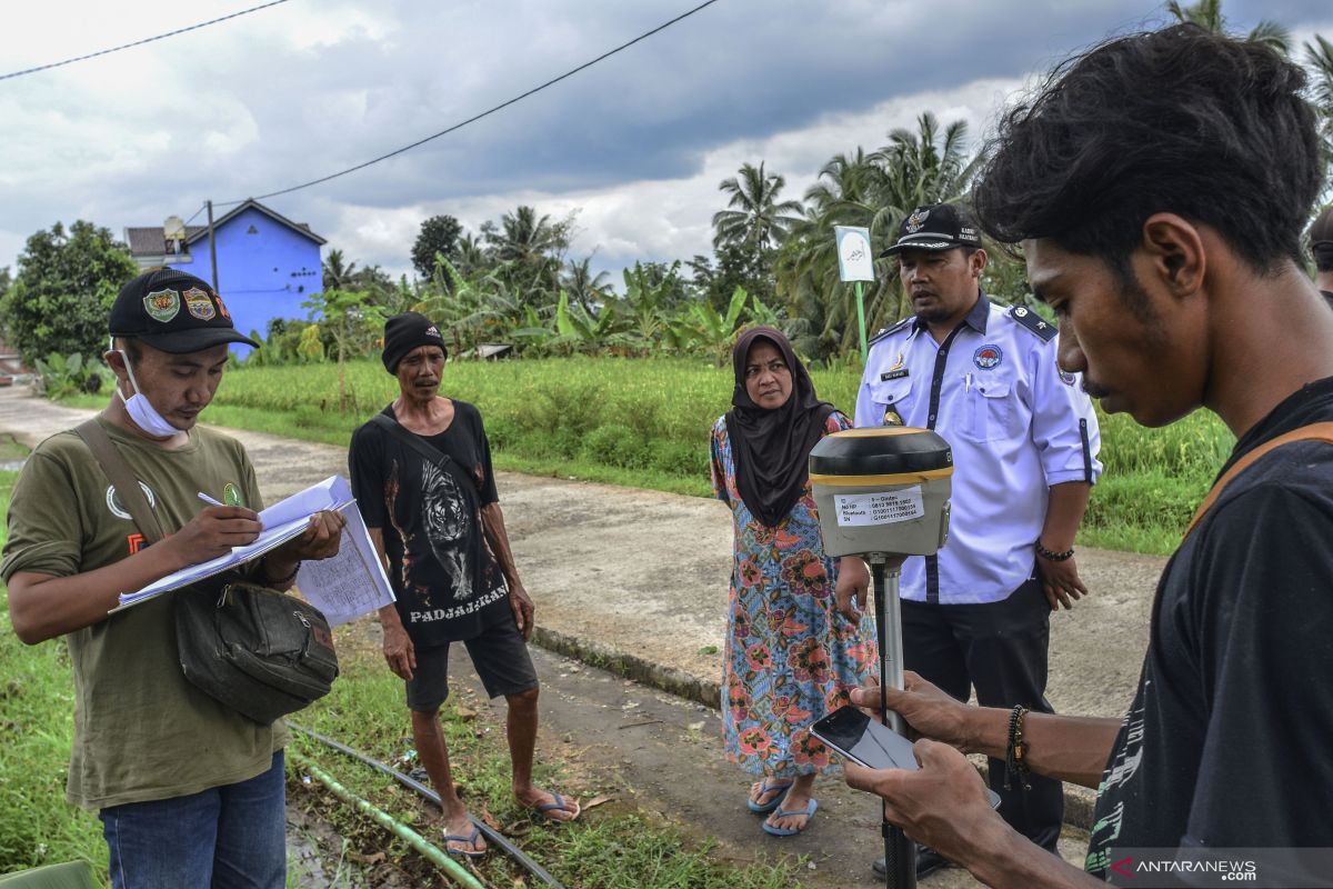 Kebijakan sertifikat tanah elektronik ditunda