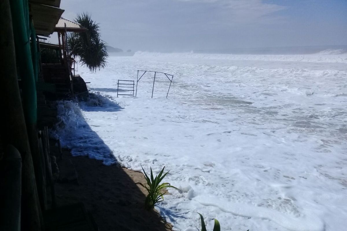 Gelombang laut tinggi, nelayan Gunung Kidul diimbau tidak melaut