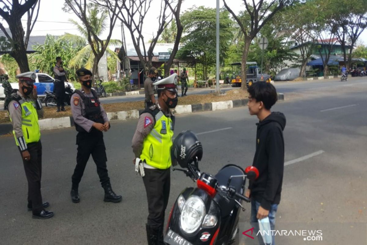 Pelanggar prokes di Banda Aceh dihukum nyanyikan lagu Indonesia Raya