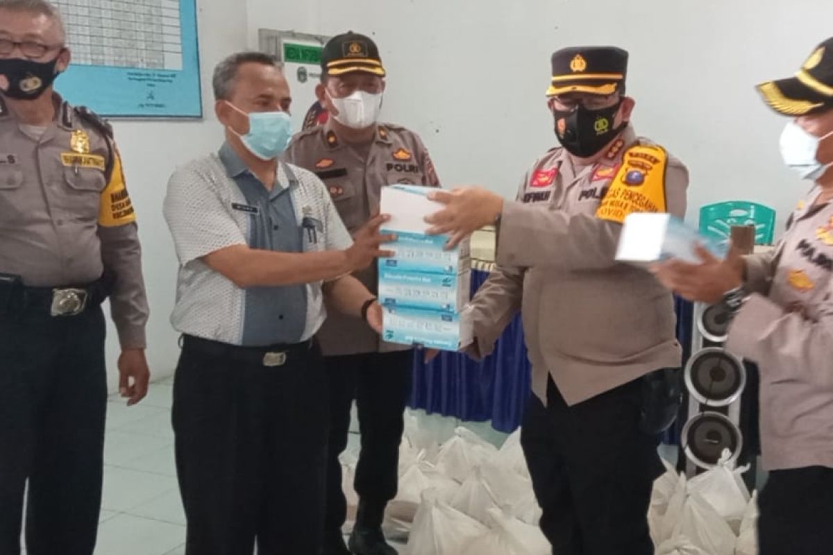 Polda Sumut  bagikan 100 paket bansos bagi warga terdampak COVID-19