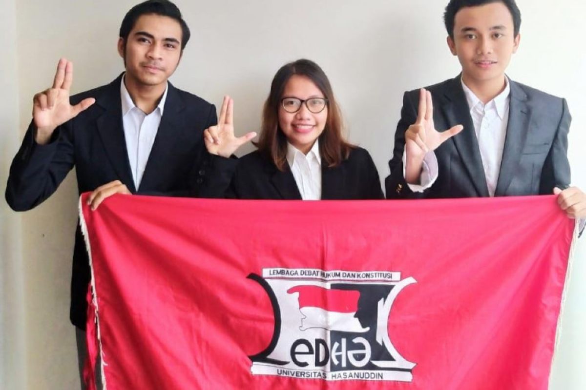 Mahasiswa FH Unhas juara pertama kompetisi debat nasional