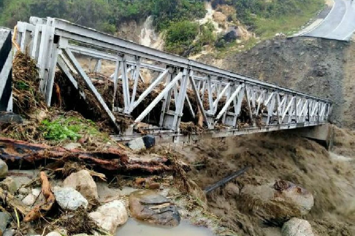 Jalan rusak dan jembatan putus jadi penyebab Yalimo terisolir