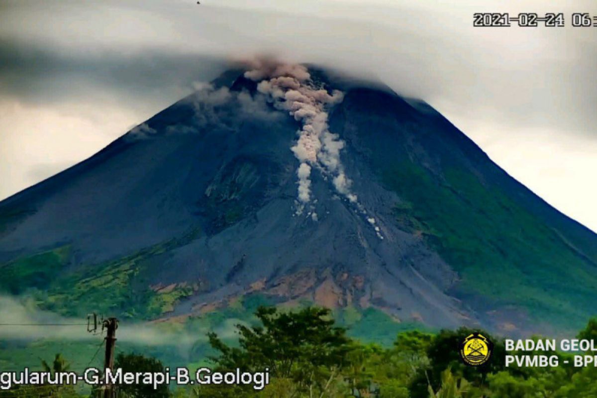 Awan panas dan lava pijar Merapi  meluncur ke arah barat daya