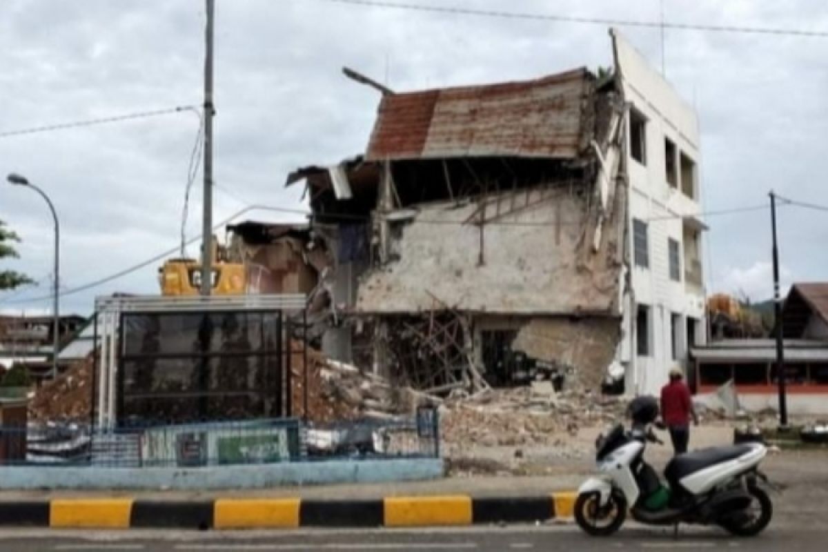 Dinas PU Sulbar robohkan rumah warga yang rusak akibat gempa di Mamuju