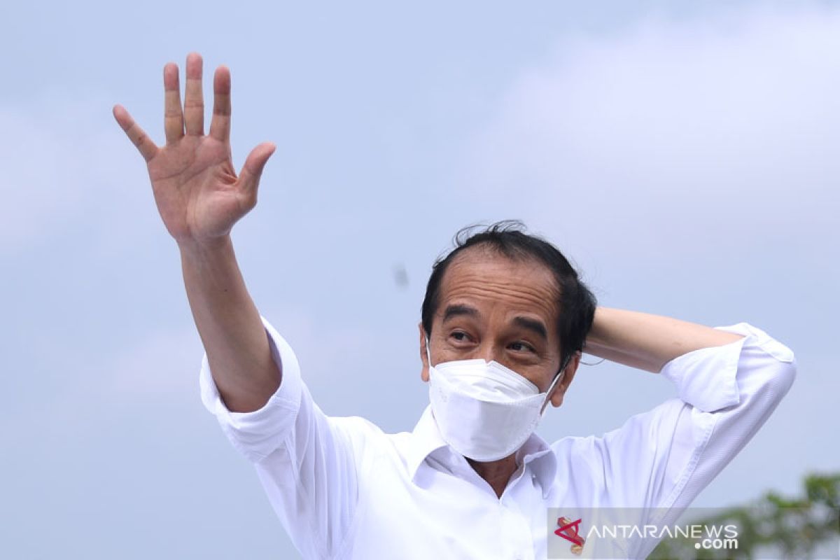 Jokowi highlights condition to surpass growth forecast in 2021