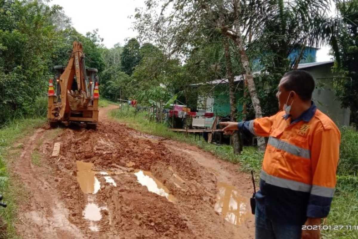 CITA bantu perbaikan Jalan Desa Jago Bersatu untuk mempermudah akses warga