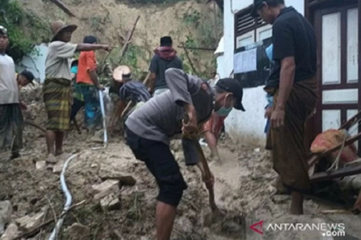 Tebing setinggi 7 meter longsor timpa asrama putri pondok pesantren, lima santri meninggal