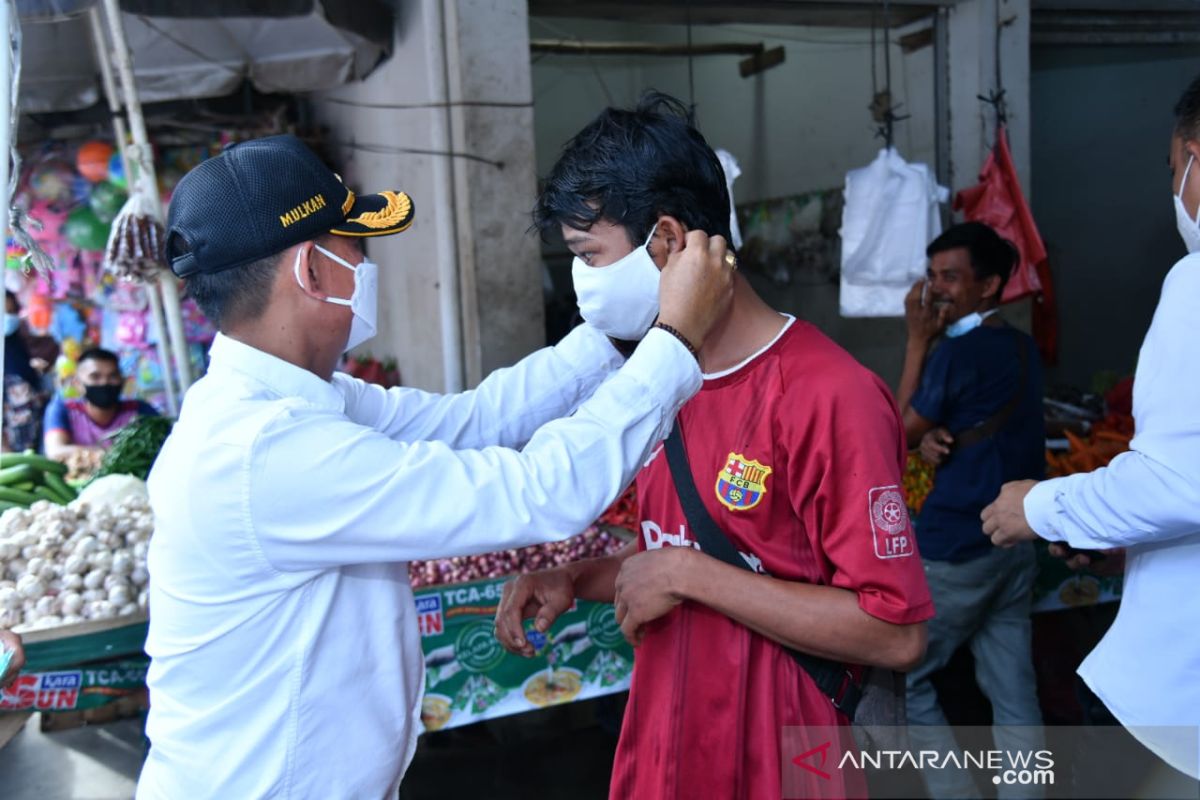 Forkopimda Bangka bagikan ratusan masker untuk pedagang