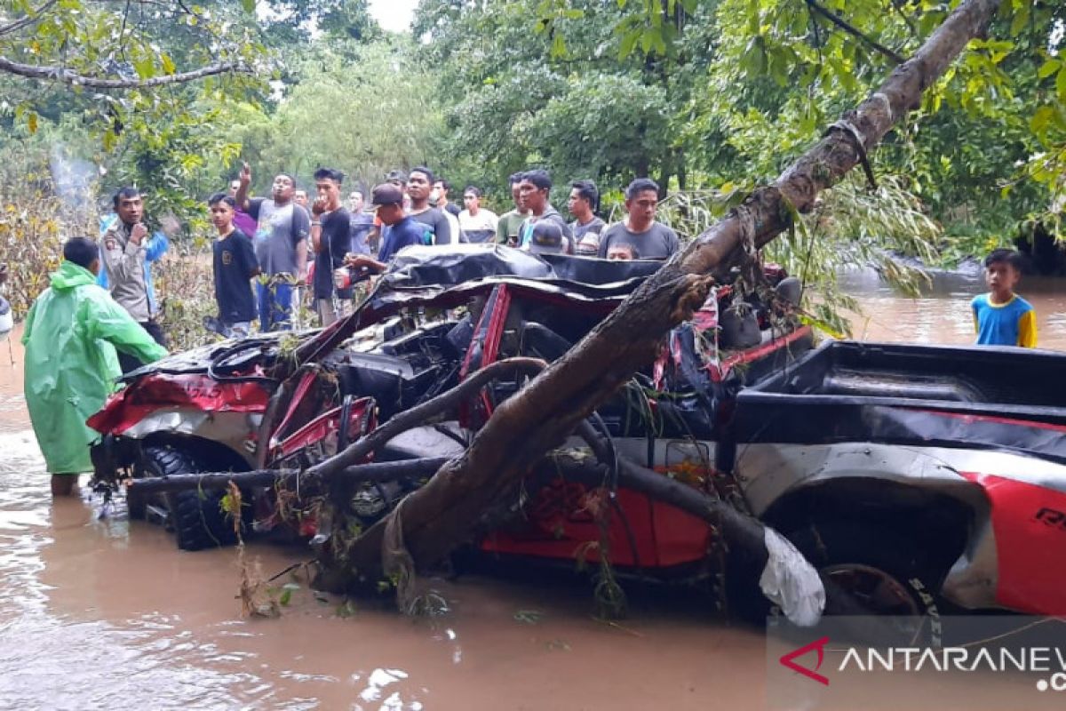 Polsek Moyo Hulu bersama warga lakukan pencarian korban terseret banjir di Sungai Batu Tering