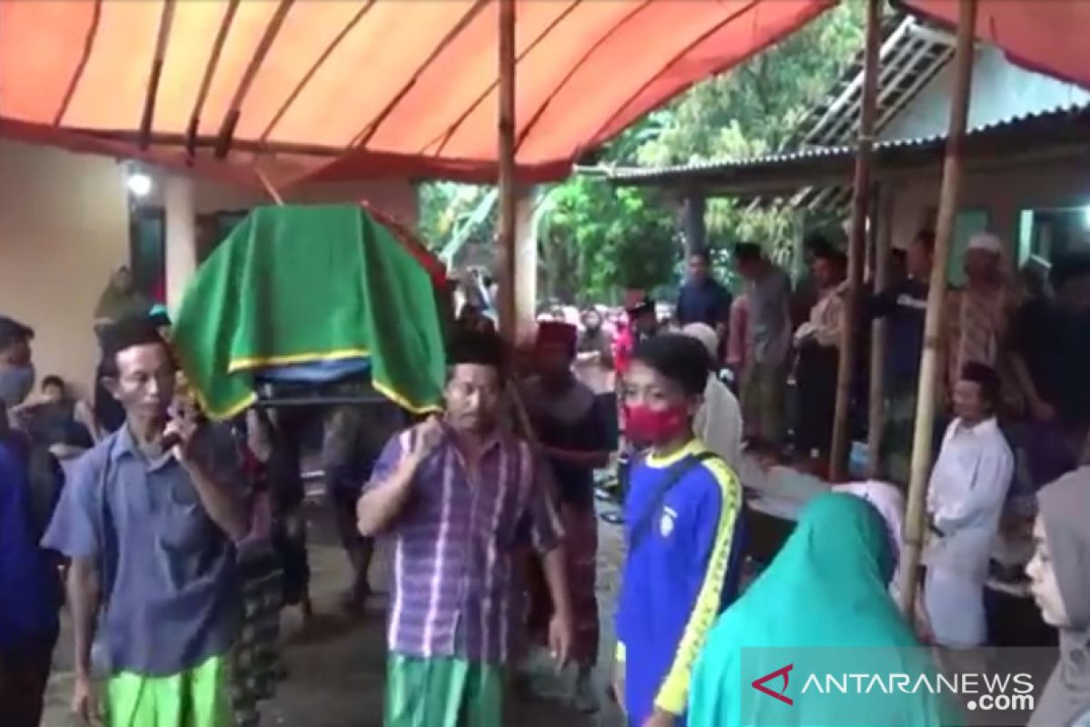 Jenazah tiga santri korban longsor dimakamkan di Jember