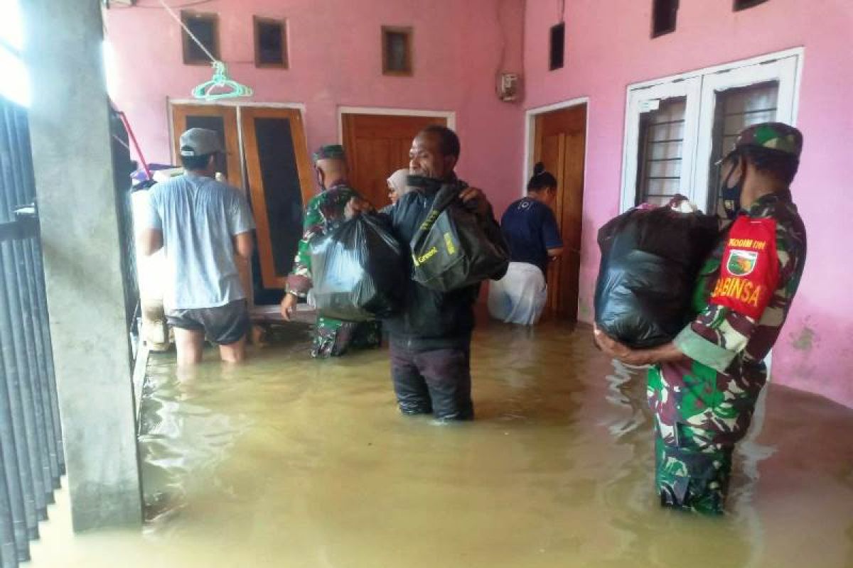 Personel TNI membantu warga BTN Sentani terdampak banjir