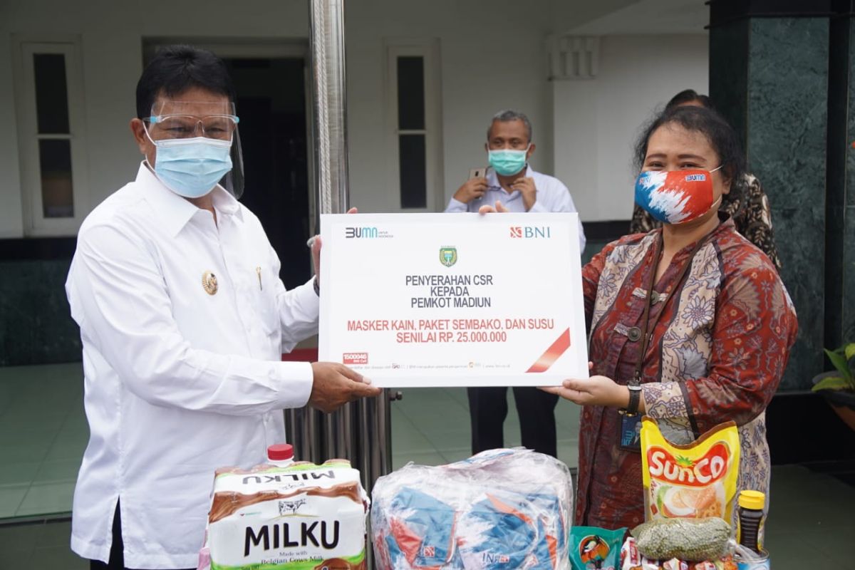 BNI salurkan bantuan 1.000 masker dan paket bahan pangan ke Pemkot Madiun