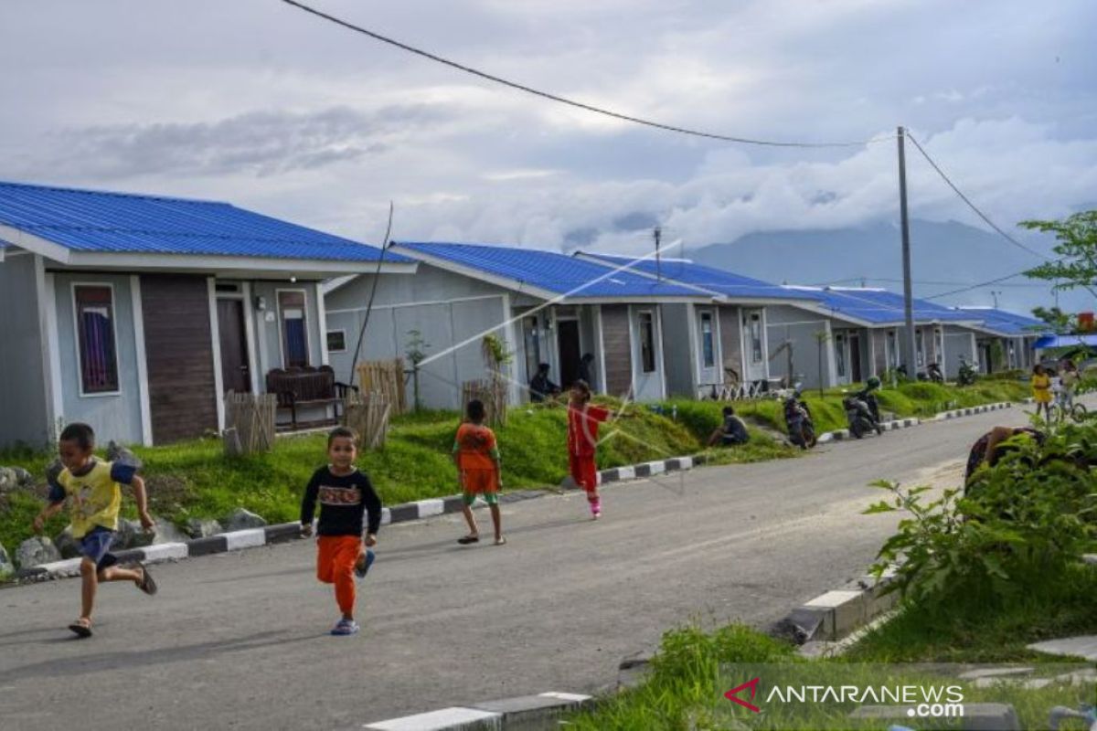 Minister hands over house key for Palu earthquake victims