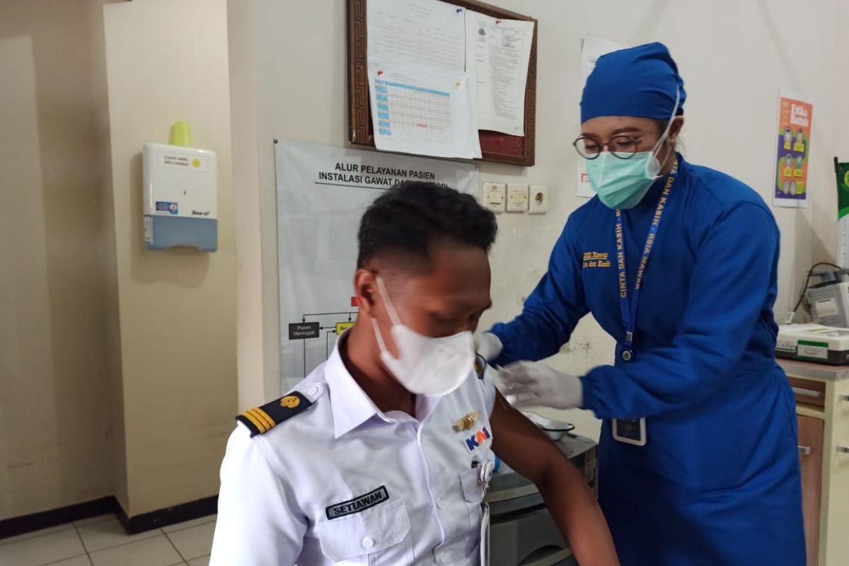 Ratusan karyawan  PT KAI jalani vaksinasi COVID-19 di RSIA Mawar Malang