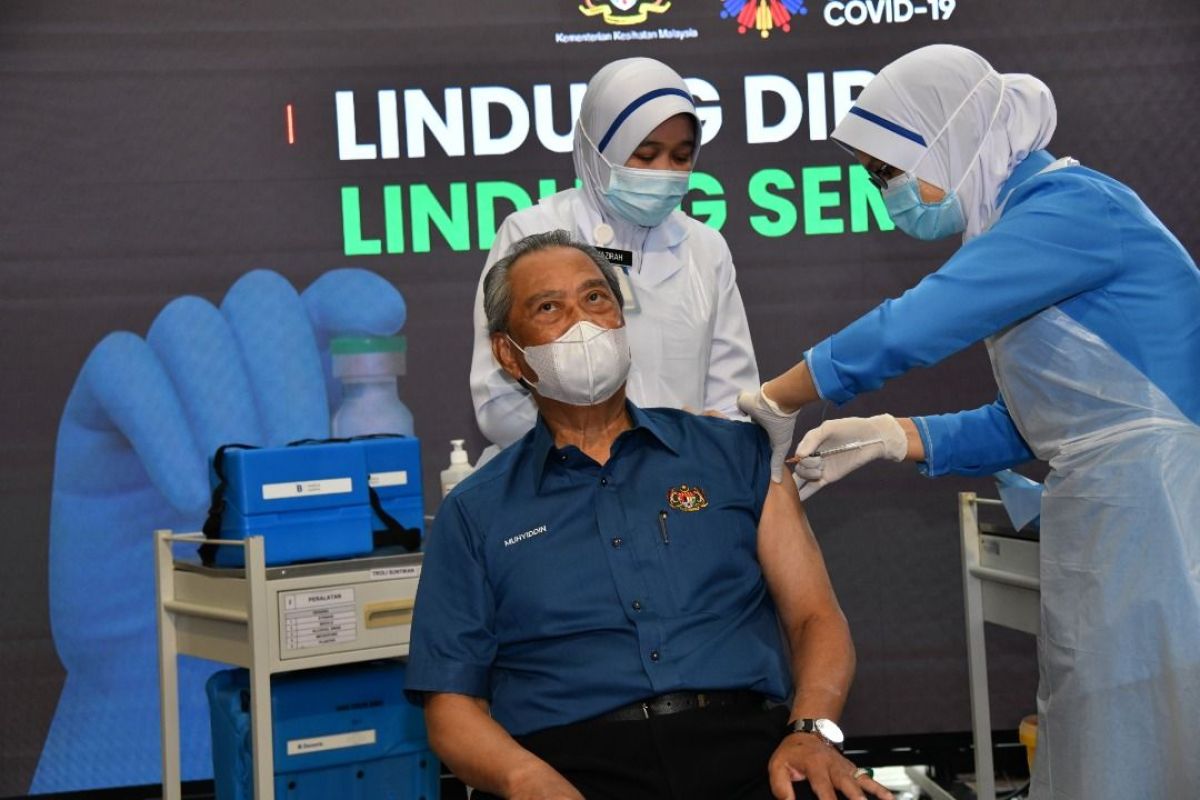 Perdana Menteri Muhyiddin Yasin terima suntikan vaksin COVID-19