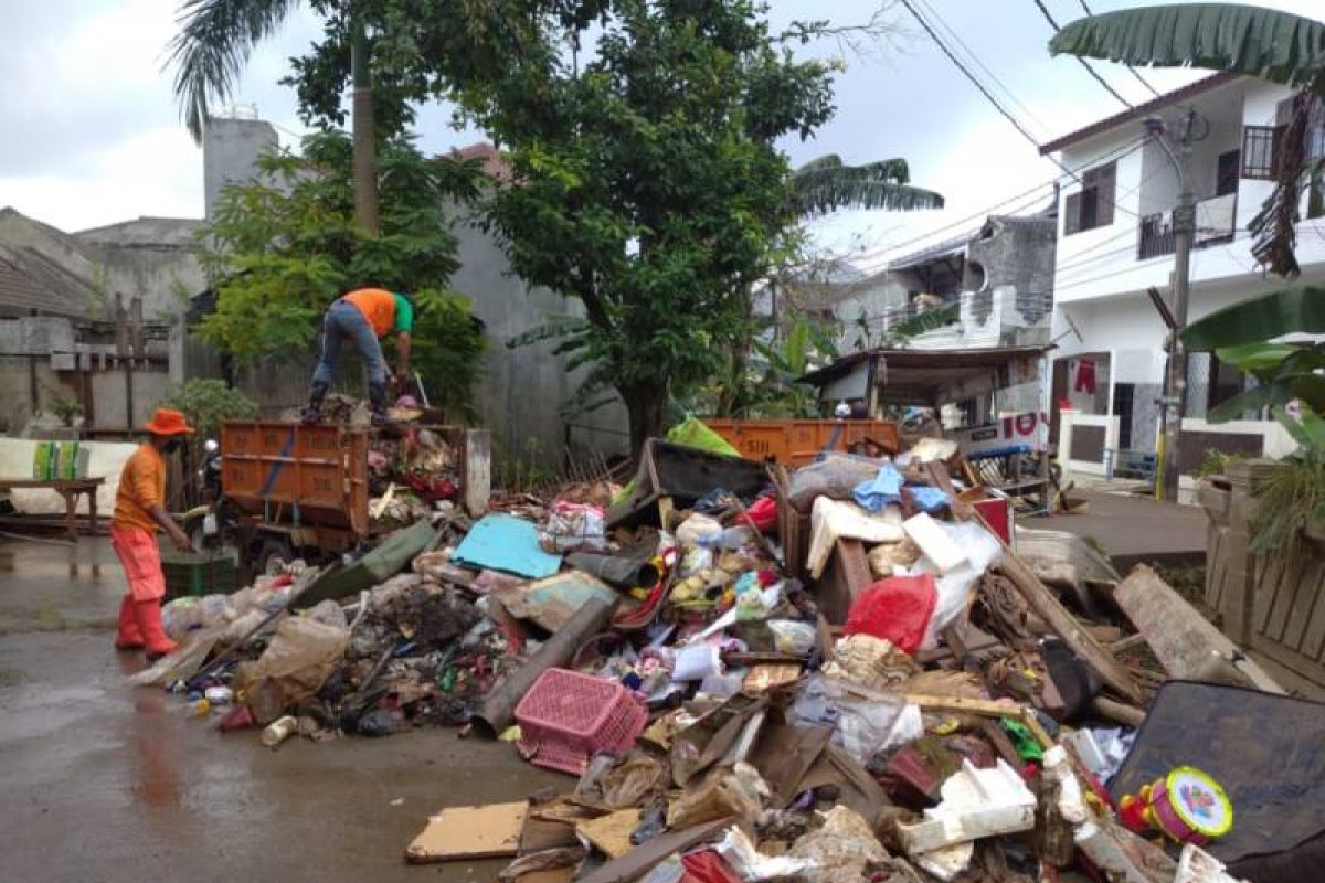 Dinas LH Kota Tangerang kerahkan personel bersihkan lokasi banjir