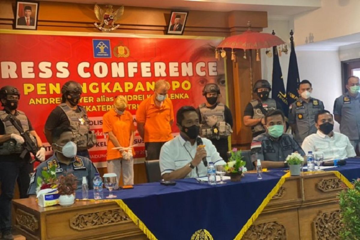 Polri dan Imigrasi berhasil menangkap buronan Interpol Andrew Ayer