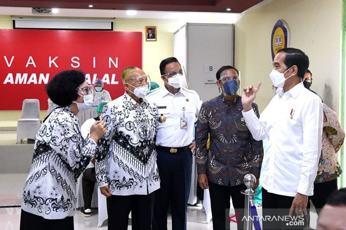 Presiden Joko Widodo berharap pendidikan tatap muka bisa dilakukan semester II