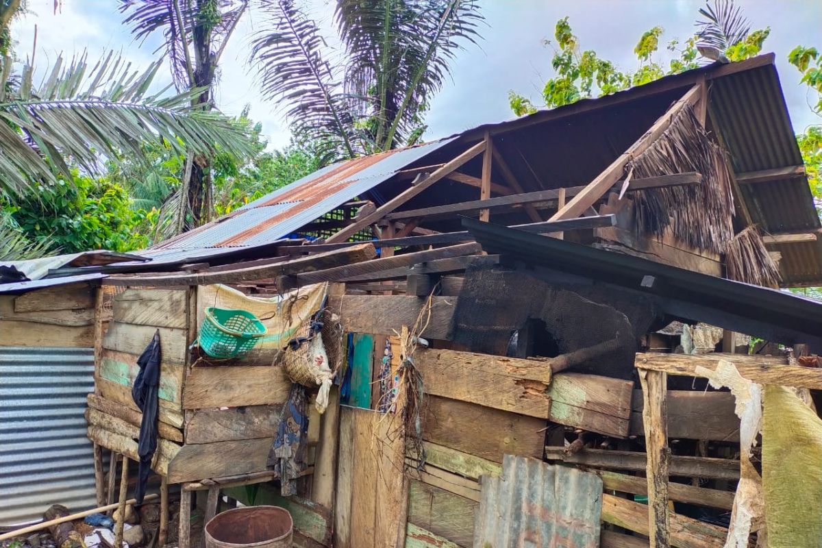 Satu rumah warga Kolaka rusak akibat angin kencang