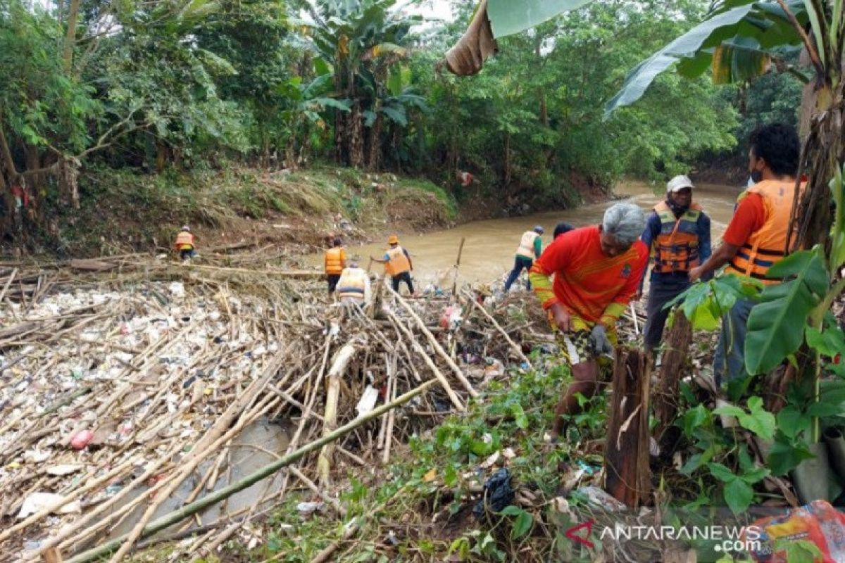 Tumpukan sampah bambu kembali sumbat aliran Sungai Cikeas di Bekasi