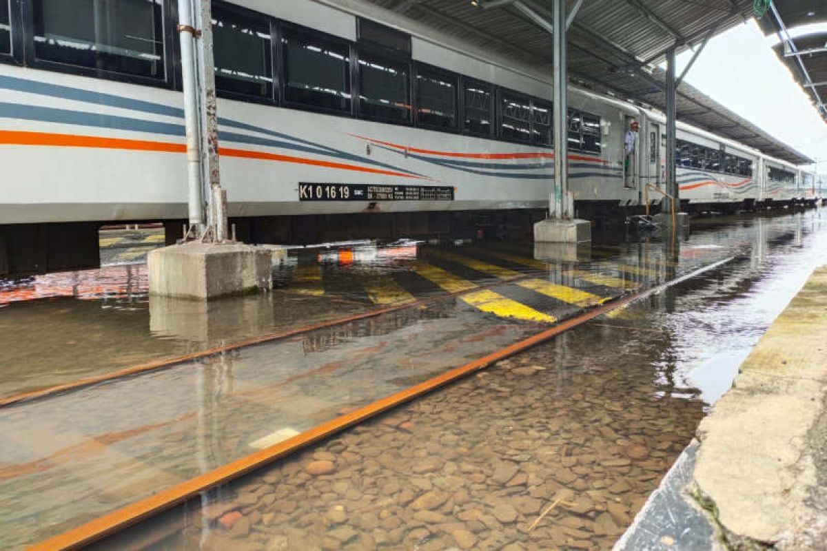 Stasiun Tawang masih tergenang, layanan penumpang dialihkan