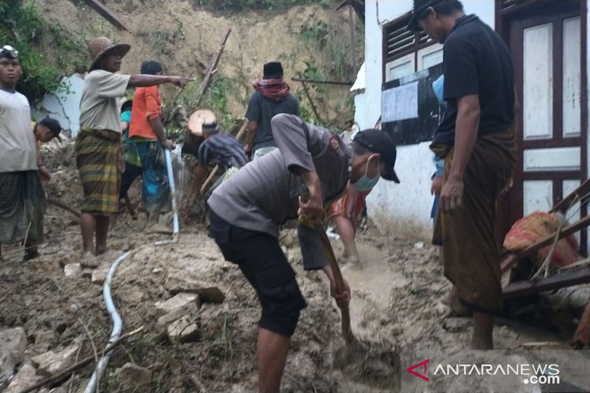 Cliff collapse in East Java leaves five students dead