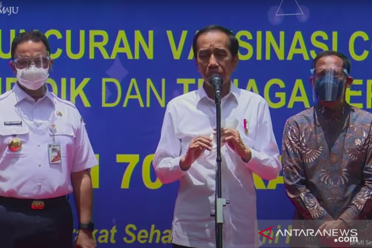 Presiden tinjau pelaksanaan vaksinasi untuk tenaga pendidik di SMAN 70