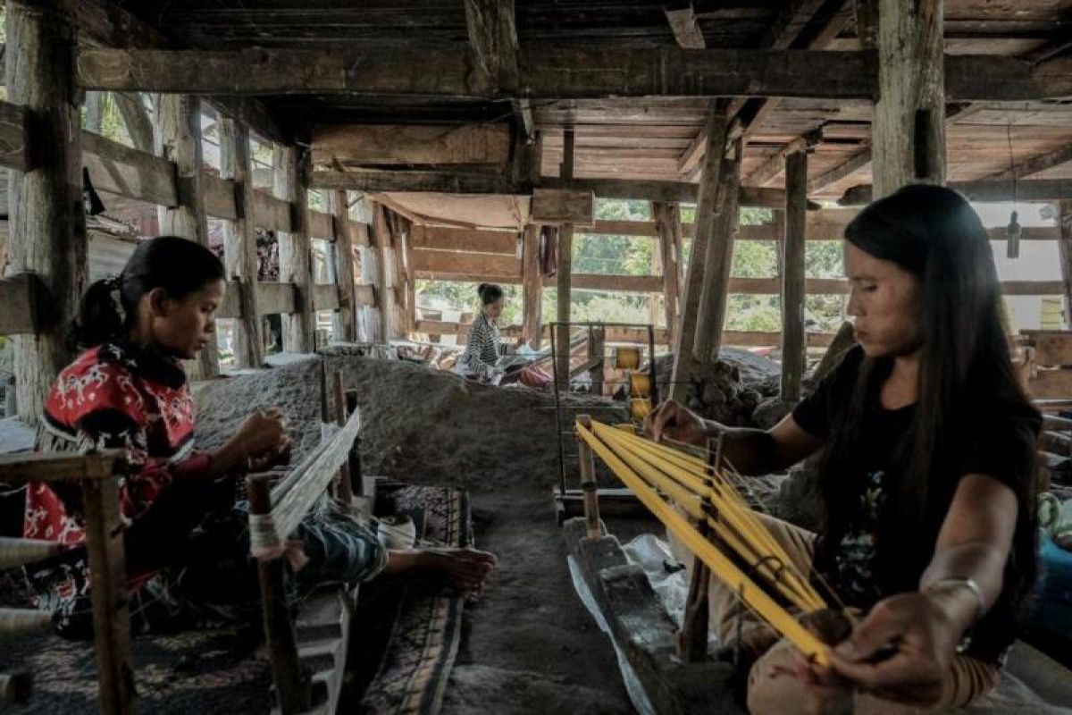 Ulos  Silahisabungan usung konsep bahan pewarna alami