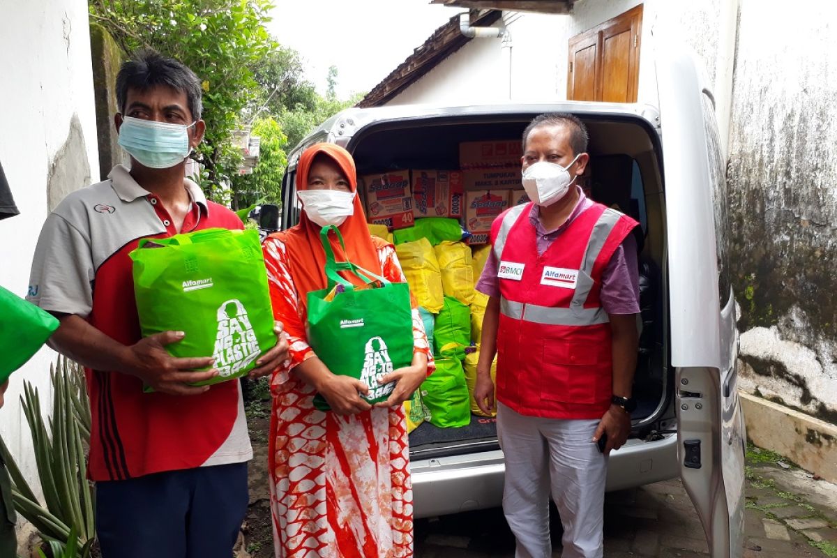 Alfamart berikan bantuan sosial untuk warga di Nganjuk