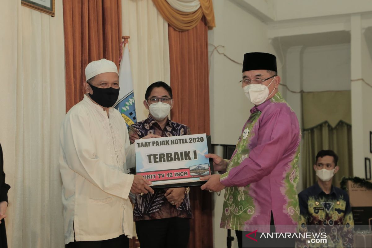 Sosialisasi sadar pajak, Pemkab HSS serahkan anugerah tahun 2020